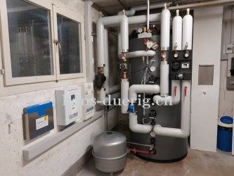 Kombienergiespeicher mit aufgebauter Hydraulik: Ladepumpe, Umstellung für die Warmwasserladung und Heizungspumpe