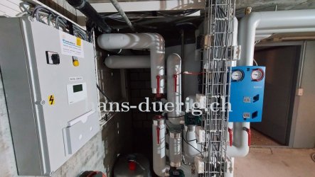 Heizraum Installation der Luft/Wasser-Wärmepumpe mit der Heizungsregelung