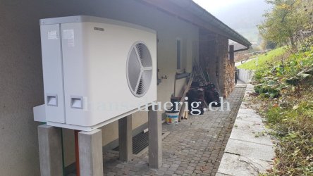 Luft/Wasser-Wärmepumpe auf speziell angefertigten Betonkonsolen aufgestellt